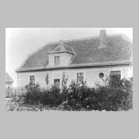 068-0081 Das neue Schulhaus in Neumuehl 1920. Im Bild Kaethe Arndt und Lehrer Paul Kuessner.jpg